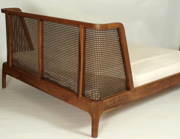 Bett aus Holz mit Kopfteil und Wiener Geflecht (Rattan)