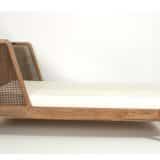 Bett mit Rattankopfteil, aus Holz