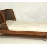 Bett aus Massivholz mit Kopfteil und Rattan