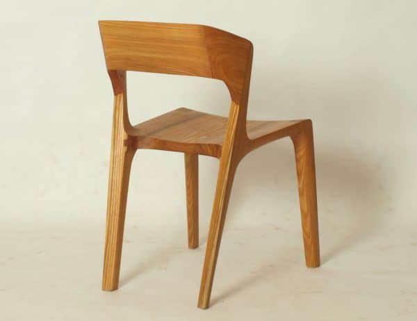 Die Rueckenlehne dieses Stuhles kann in verschiedenen Höhen gefertigt werden