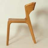 Design - Stuhl aus Holz mit bequemer Rueckenlehne
