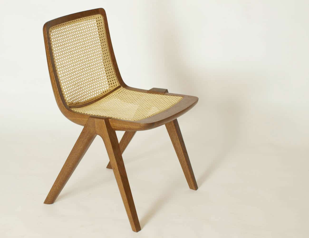 Den Stuhl gibt es in unterschiedlichen Holzarten