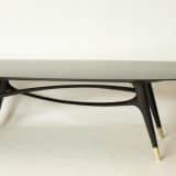Die Tischplatte dieses Tisches ist 240 cm lang und 120 cm breit