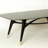 Esstisch aus Massivholz, Tischplatte schwarz, lackiert