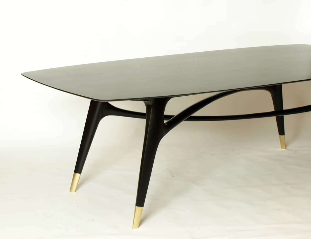 Esstisch aus Massivholz, Tischplatte schwarz, lackiert
