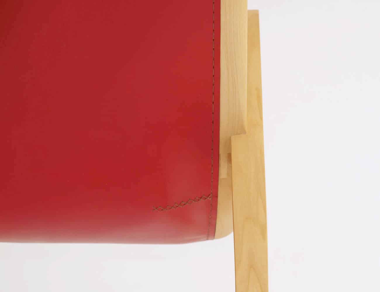 Holz - Lederkombination Rüster mit rotem Leder und rotem Garn