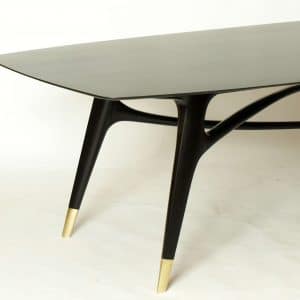 Tisch aus schwarz lackiertem Massiv - Holz, Eiche