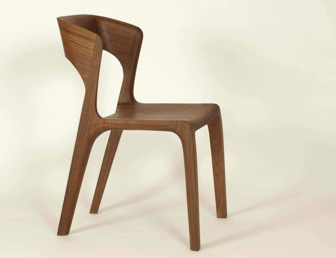 Stuhl aus Massiv - Holz Nuss