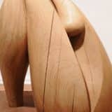 Die Skulptur besteht aus zwei Teilen aus Massivholz und einem Stahlsockel