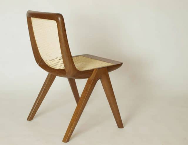 Dieser Stuhl ist mit Wiener Geflecht bespannt, die Holzart ist Räucheeiche, die Oberfläche wurde geölt