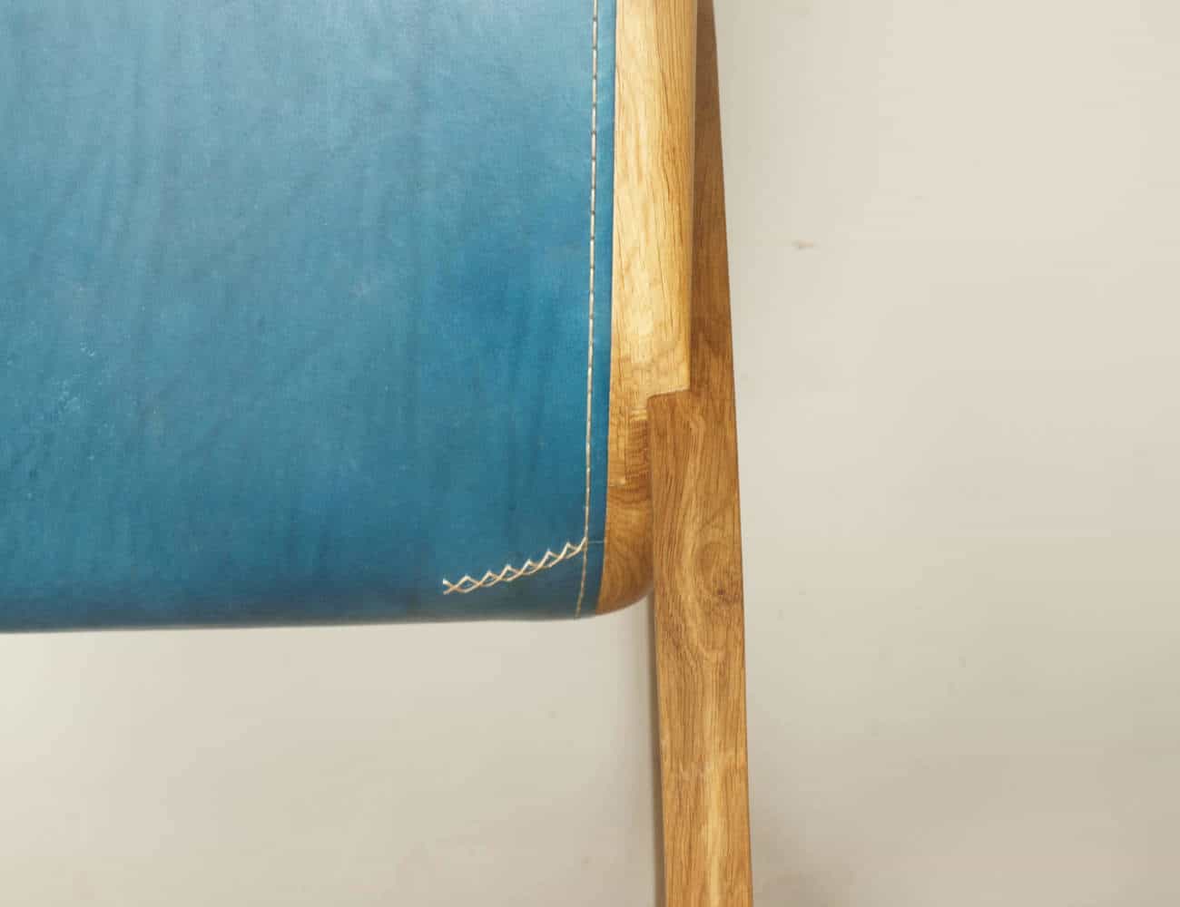 Holz - Lederkombination blau mit Eiche geölt und hellem Garn