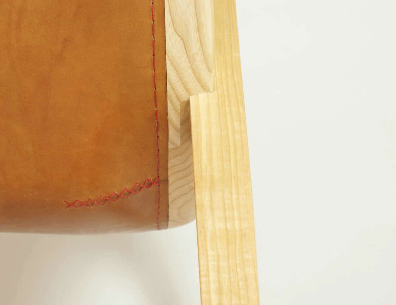 Holz - Lederkombination Golden Brown mit Esche gewachst und rotem Garn
