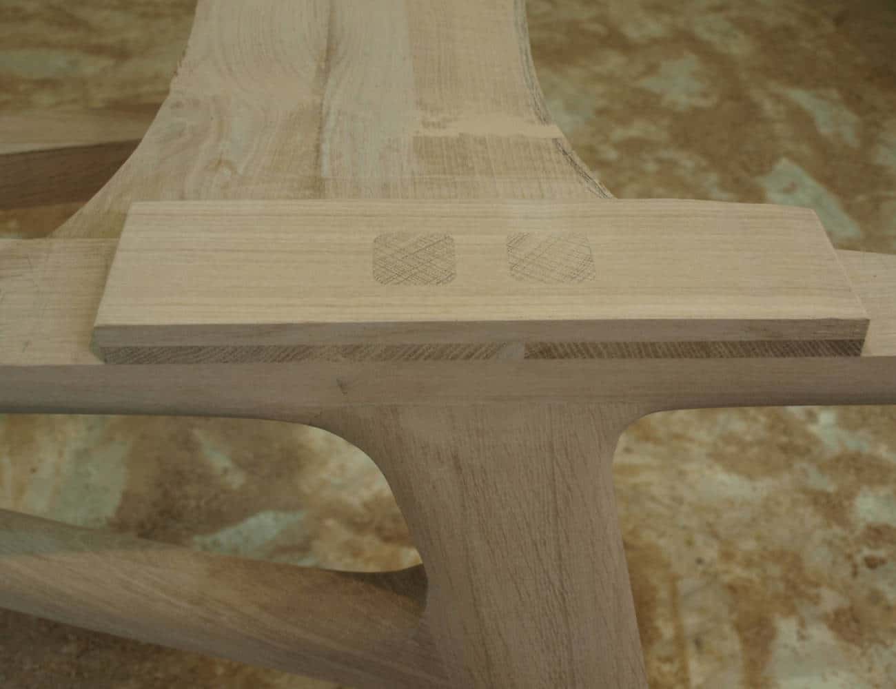 Die fertige Holzverbindung des Tischbeins in der Zarge
