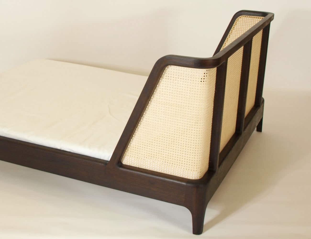 Bei diesem Bett mit Kopfteil entstand ein Starker Kontrast zwischen dem hellen Geflecht und dem dunklen Holz