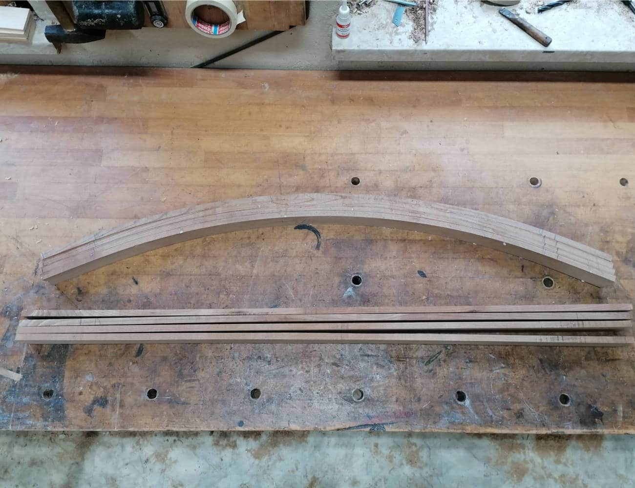 Die Kufen des Schaukelstuhl werden formverleimt, hier mit dem kleinen Kufenradius Die Kufen des Schaukelstuhl werden formverleimt, hier mit dem kleinen Kufenradius