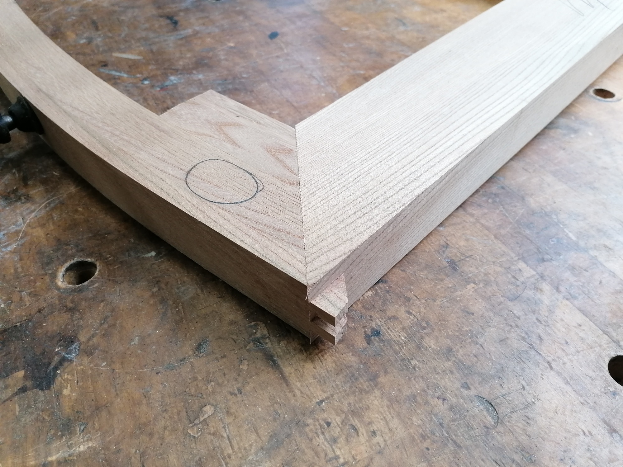Die Holzverbindung von Kufe und Beinteil ist passgenau gefertigt