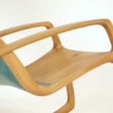 Die Sitzfläche ist aus Massivholz, das Leder zieht sich bis in die Sitzfläche