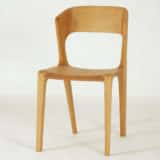 Die Stühle bestehen zu 100% aus Holz, es gibt keine Schrauben