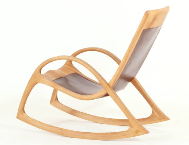 Schaukelstuhl aus Holz und Leder in zeitlosem Design