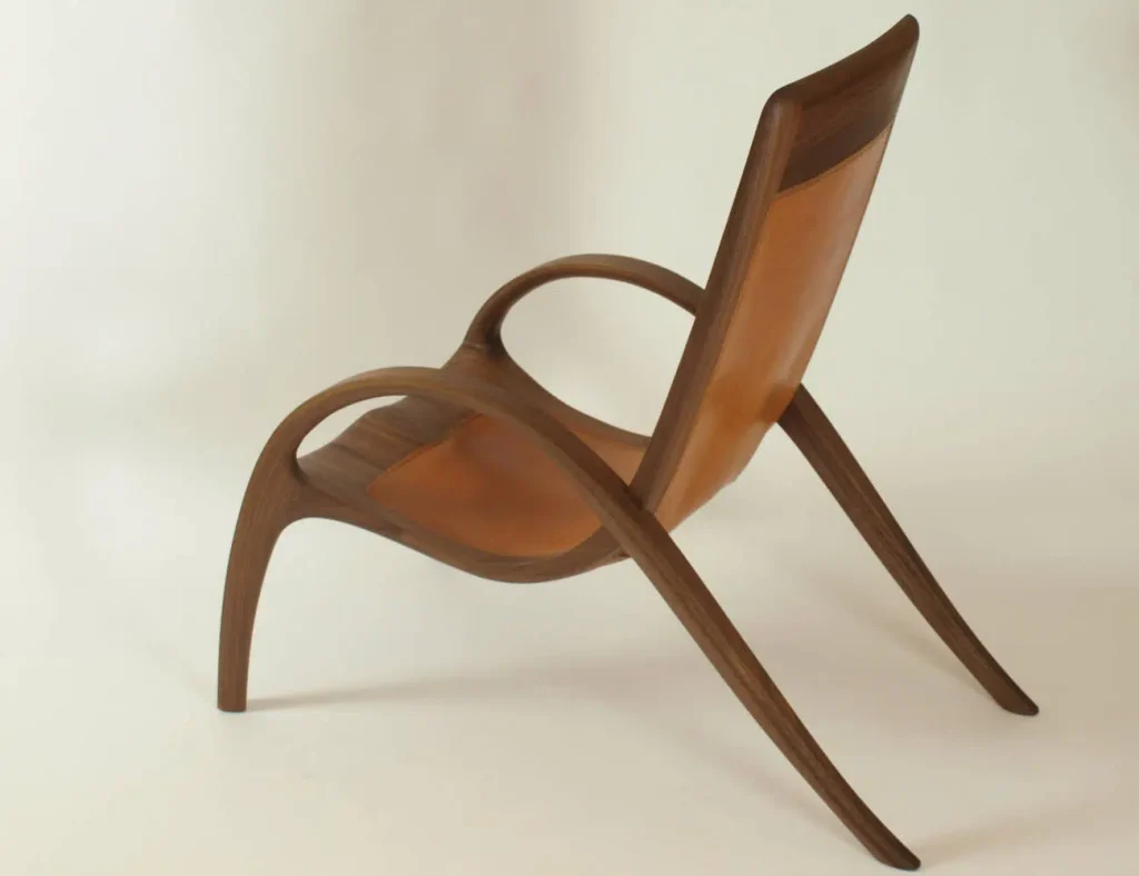 Armlehnstuhl aus Massiv - Holz und Leder