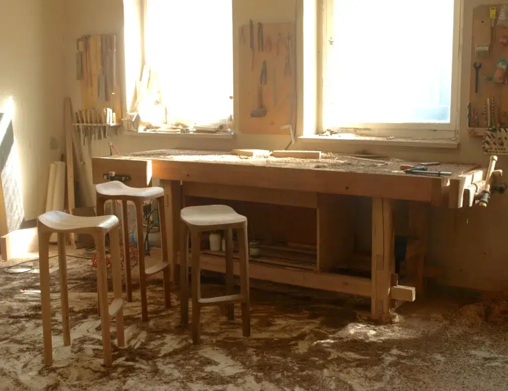 Die Barhocker aus Holz können in unterschiedliche Höhen gefertigt werden