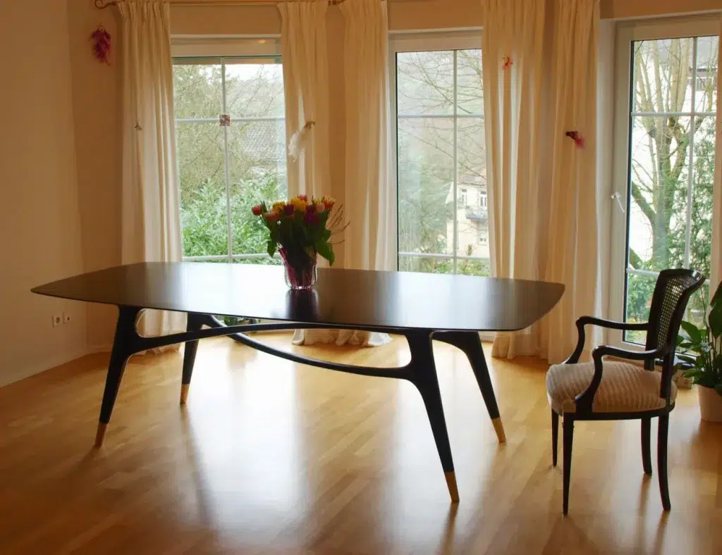 Esszimmer mit Massiv - Holz - Tisch in schwarz lackierter Eiche