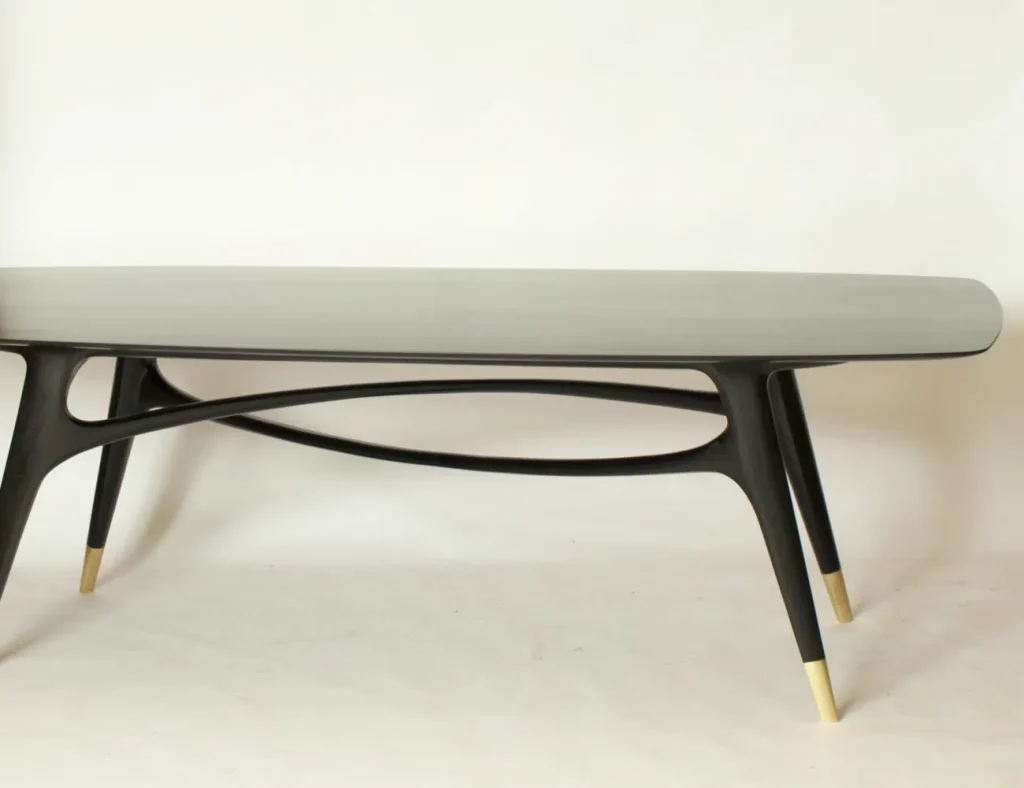 Die Tischplatte dieses Tisches ist 240 cm lang und 120 cm breit