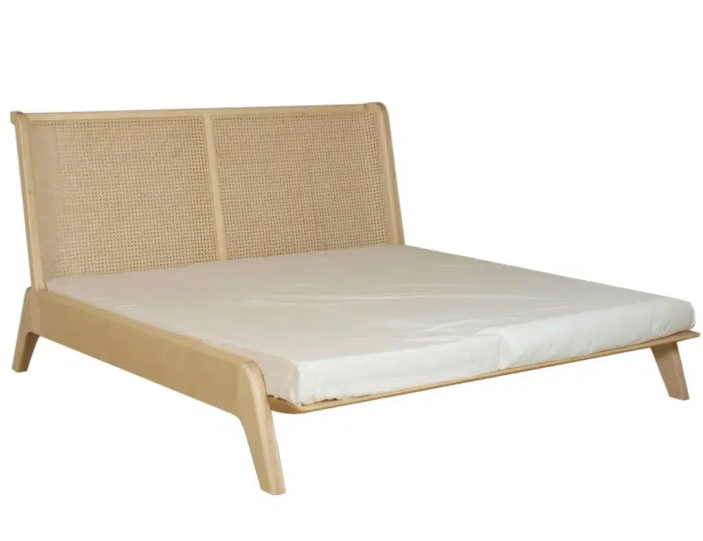 Das Bett ist aus Massivholz und Rattan mit einem schrägen Kopfteil