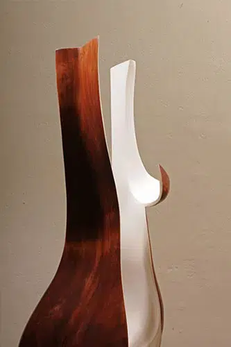 Skulptur aus Holz und Lack