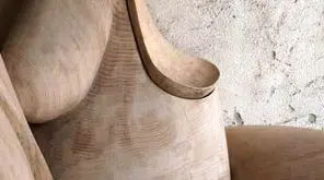 Die Skulptur aus Holz ist lebensgroß