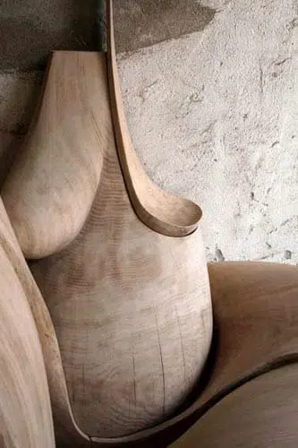 Die Skulptur wurde auds Massivholz gefertigt, sie besteht aus vier Teilen