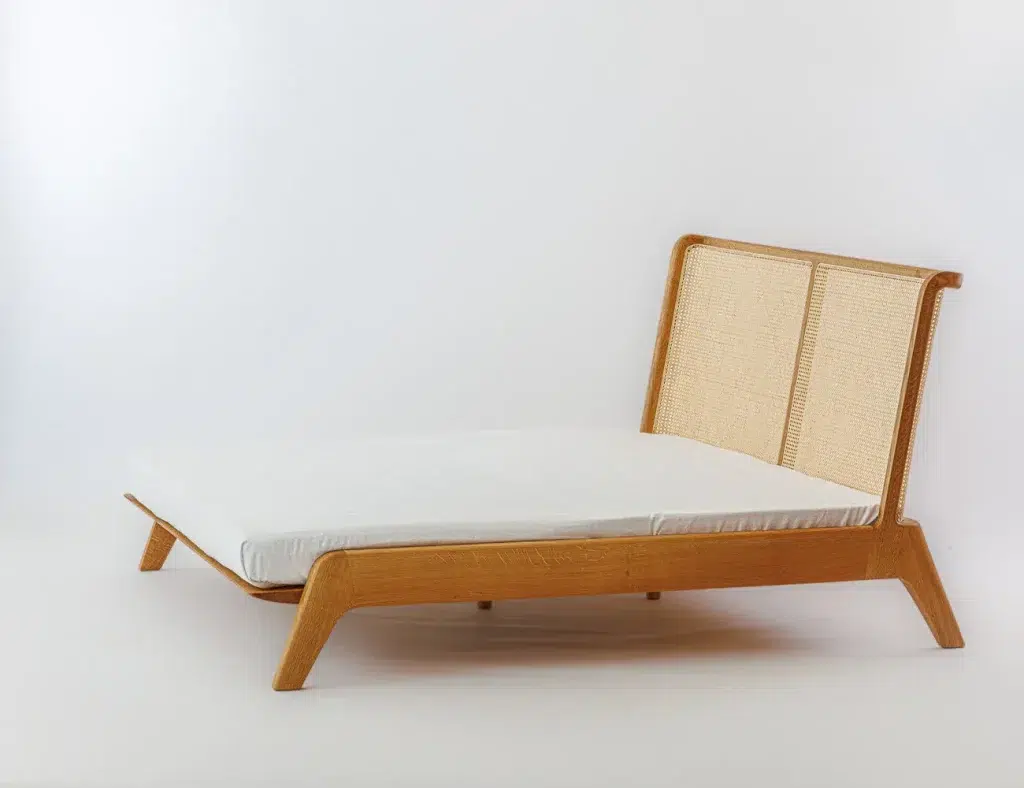 Das Bett mit Kopfteil ist auch für eine Matratze von 160 x 200 cm erhältlich