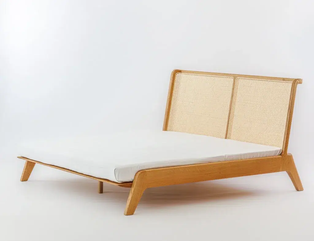 Das Bett mit Kopfteil ist für eine Matratze von 200 x 200 cm gefertigt