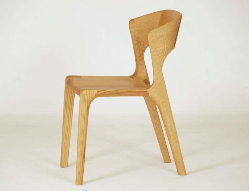 Stuhl aus Massivholz. von Hand gefertigt