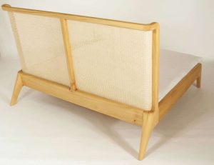 Kopfteil aus Holz und Rattan-das Bett ist für eine Matratze von 180 cm x 200 cm gefertigt
