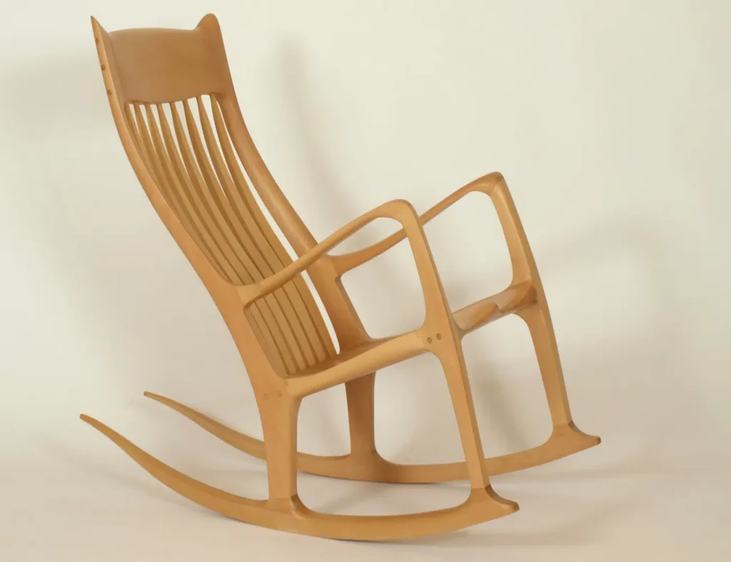Schaukelstuhl mit ergonomisch geformter Rückenlehne aus Holz, Seitenansicht