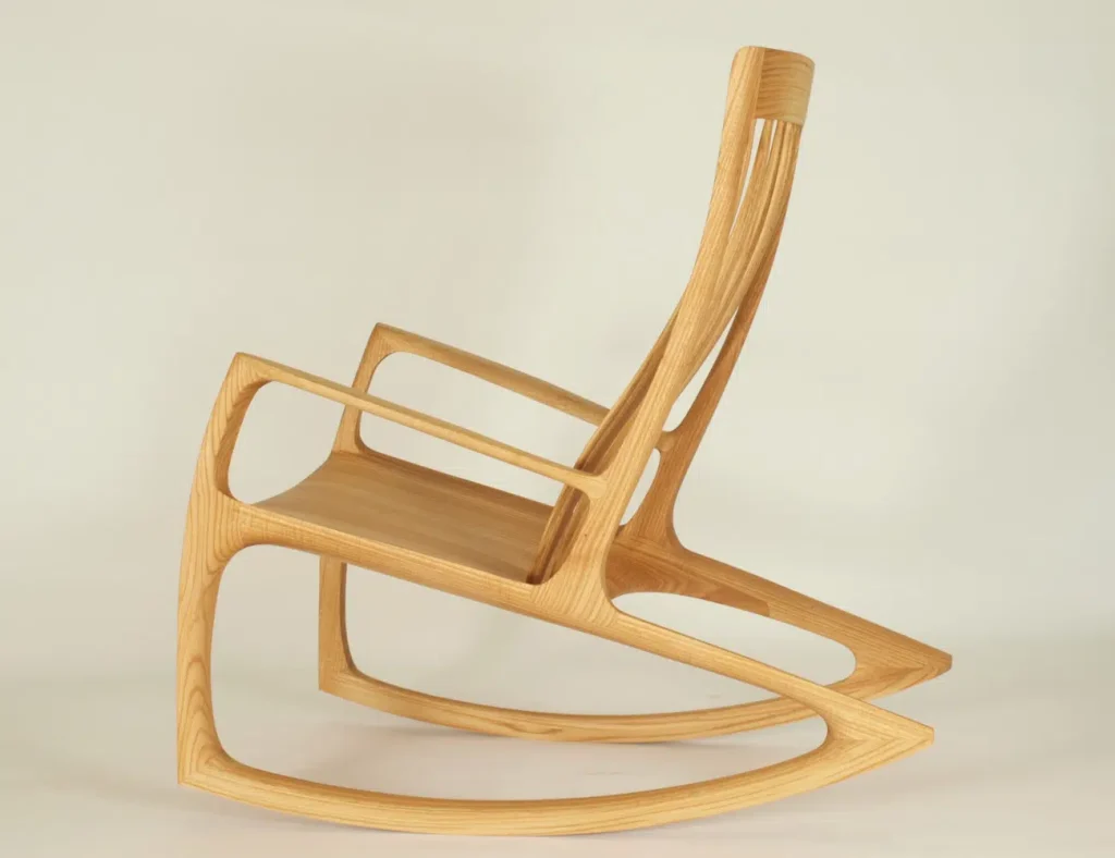 Schaukelstuhl aus Holz, individuell von Hand gefertigt