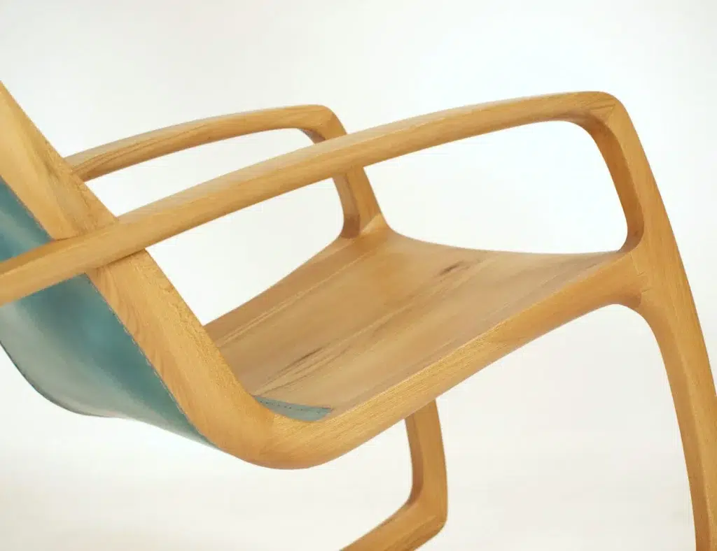 Die Sitzfläche ist aus Massivholz, das Leder zieht sich bis in die Sitzfläche