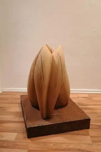 Skulptur aus Massivholz mit Stahlsockel
