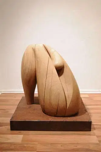 Die Skulptur ist ca. 70 cm hoch, ohne Sockel