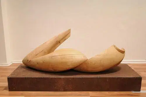 Skulptur Sucki besteht aus Robinie Massiv - Holz, der Sockel besteht aus Stahl