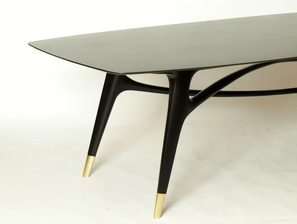 Tisch aus schwarz lackiertem Massiv - Holz, Eiche