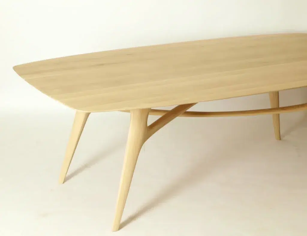 Die Tischplatte besteht aus Eiche Massivholz, die Form ist leicht oval und läuft an den Außenseiten schmal zu