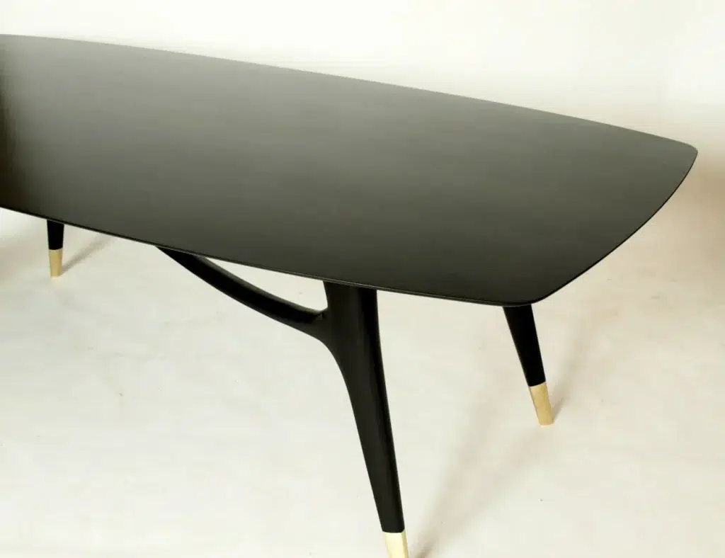 Die Tischplatte hat eine leicht ovale Form und läuft nach außen schmal zu.