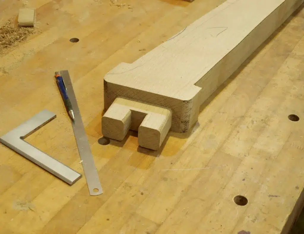 Die aufwändige Holzverbindung der Tischbeine sorgt für hohe Stabilität und eine lange Lebensdauer ohne wackelnde Beine
