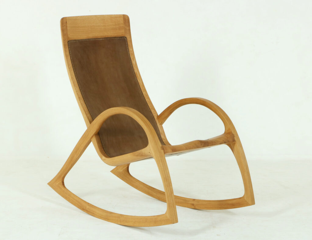 Das design dieses Schaukelstuhls ist dem des Grundmodells sehr ähnlich geblieben.