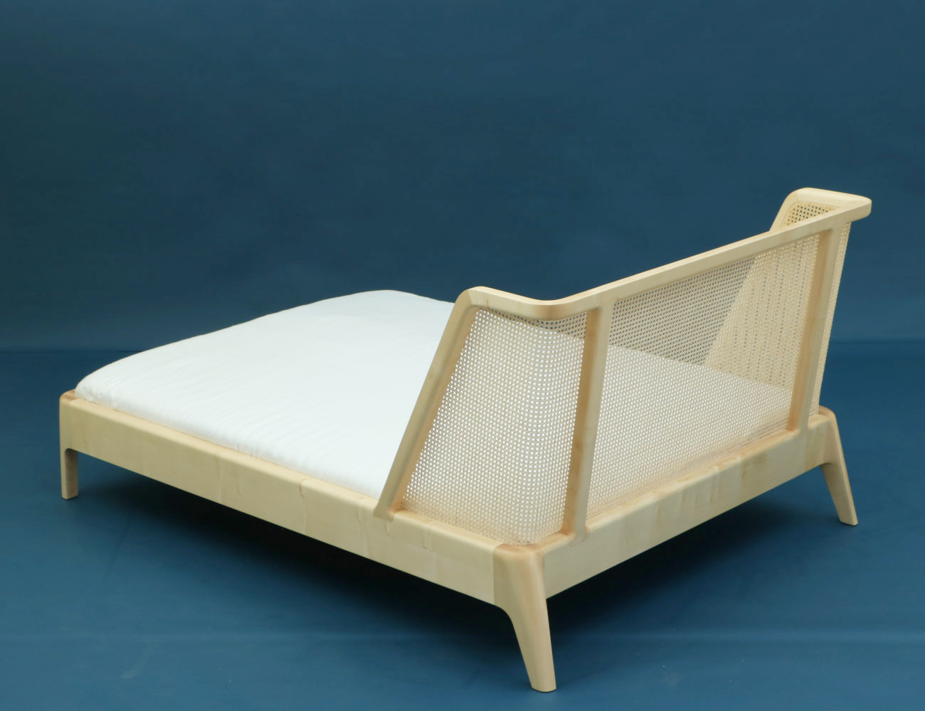 Bett aus Holz und Rattan - gefertigt bei Berlin