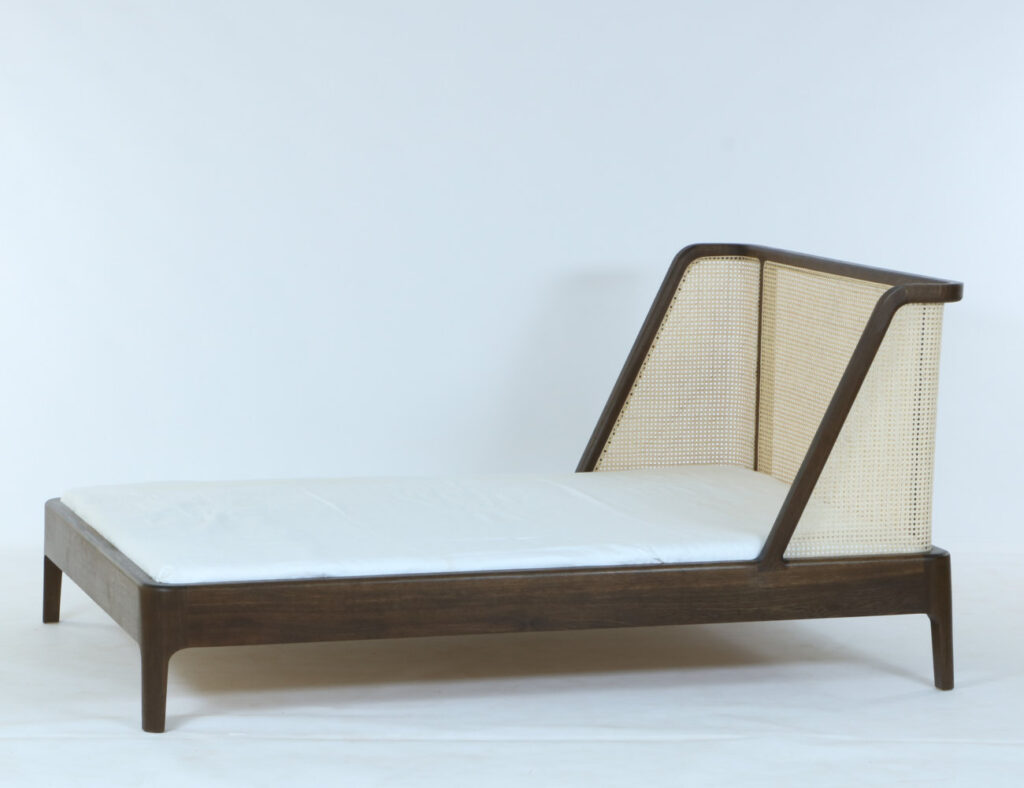 Das Bett ist im design der sechziger Jahre