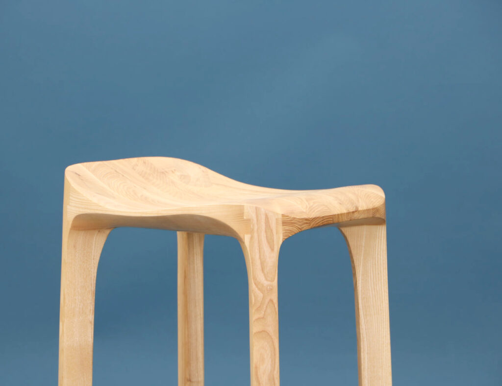 Setzen Sie Akzente mit unserem Eschenholz-Barhocker - Handgefertigt, formschön und bequem