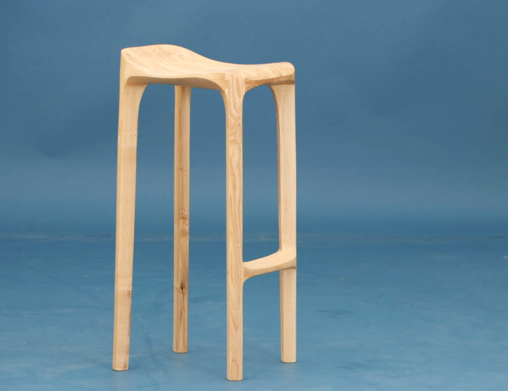 Zeitloses Design trifft auf höchsten Sitzkomfort - Entdecken Sie unseren Barhocker aus edlem Eschenholz